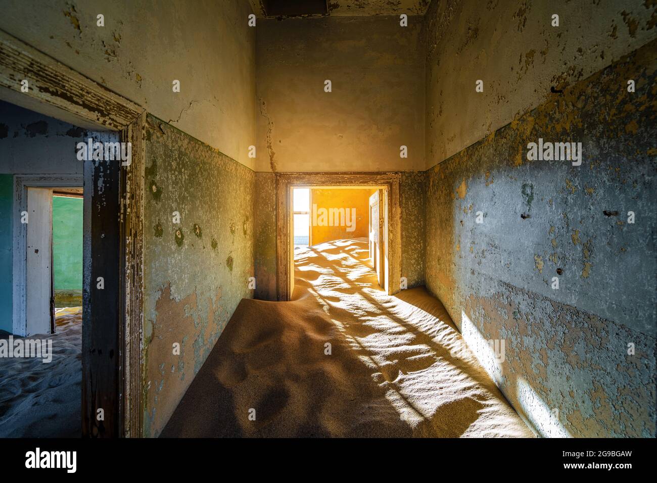 L'edificio abbandonato è stato ripreso dalla sabbia incrollabile nella città fantasma di Kolmanskop vicino a Luderitz, nel deserto del Namib, in Namibia. Foto Stock