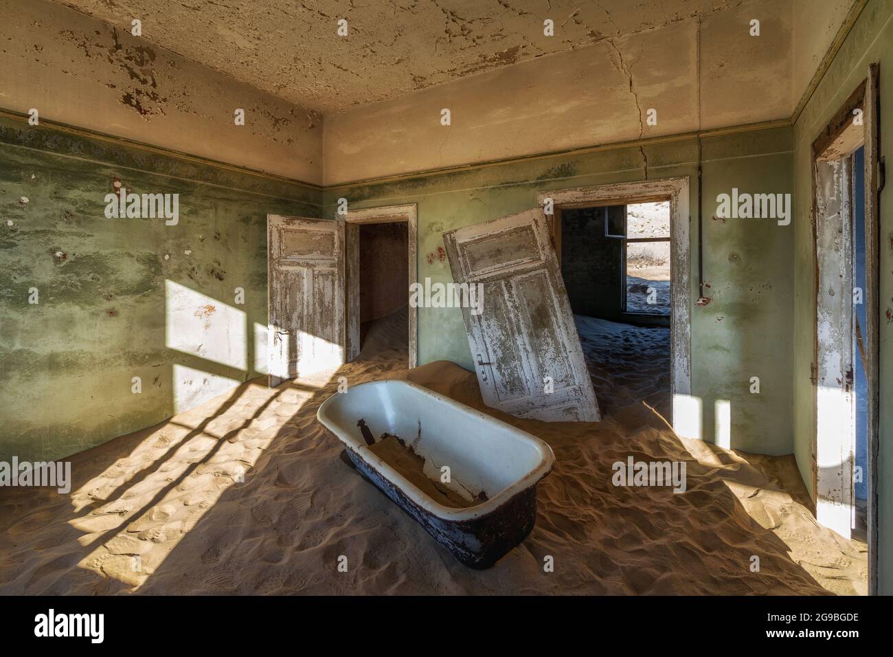 L'edificio abbandonato è stato ripreso dalla sabbia incrollabile di Kolmanskop, una città fantasma vicino a Luderitz nel deserto del Namib, Namibia. Foto Stock