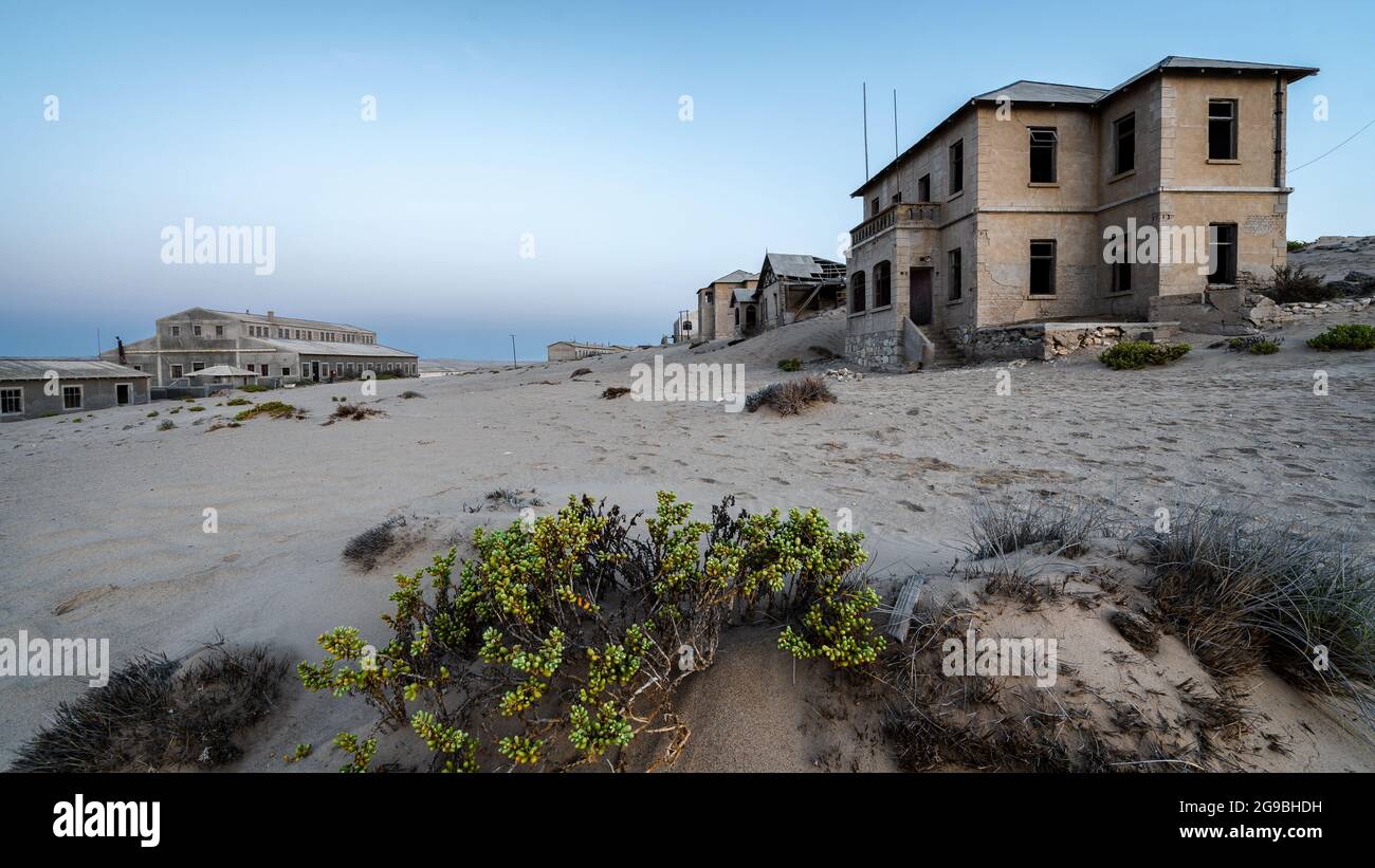 Edifici abbandonati al crepuscolo nella vecchia città mineraria di diamanti di Kolmanskop nel deserto del Namib vicino a Luderitz, Namibia, Africa sudoccidentale. Foto Stock
