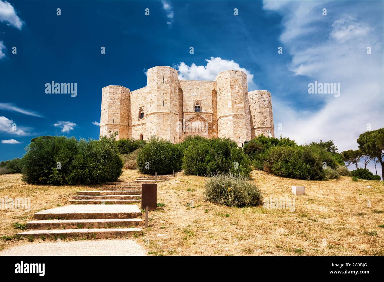 Andria, Italia - 18 giugno 2021: Castel del Monte di Federico II di Svevia  in Puglia senza nessuno Foto stock - Alamy