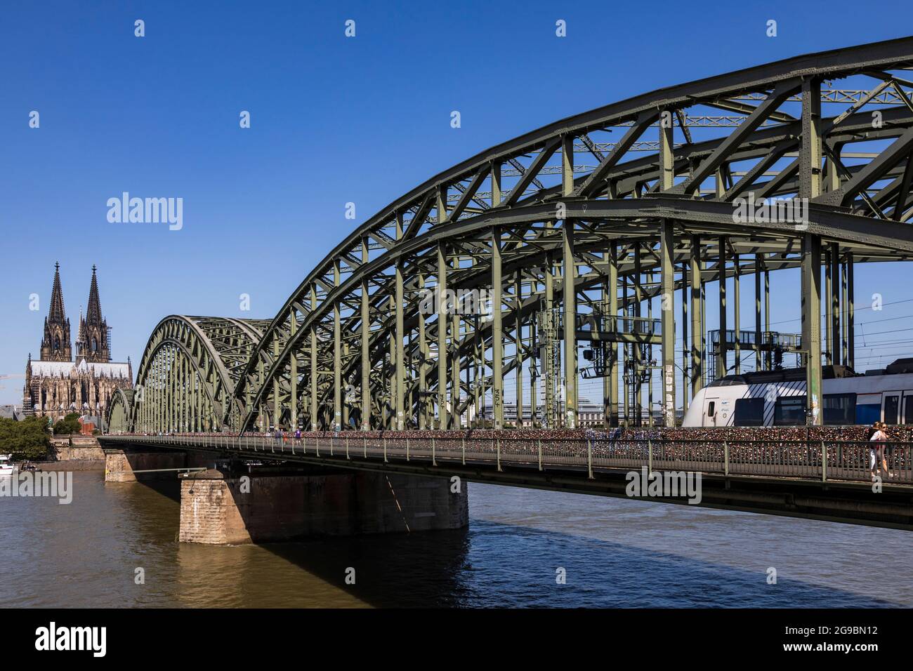 Hohenzollernbrücke, ponte Hohenzollern sul Reno con la cattedrale di Colonia, Kölner Dom, Colonia, Nord Reno-Westfalia, Germania, Europa Foto Stock