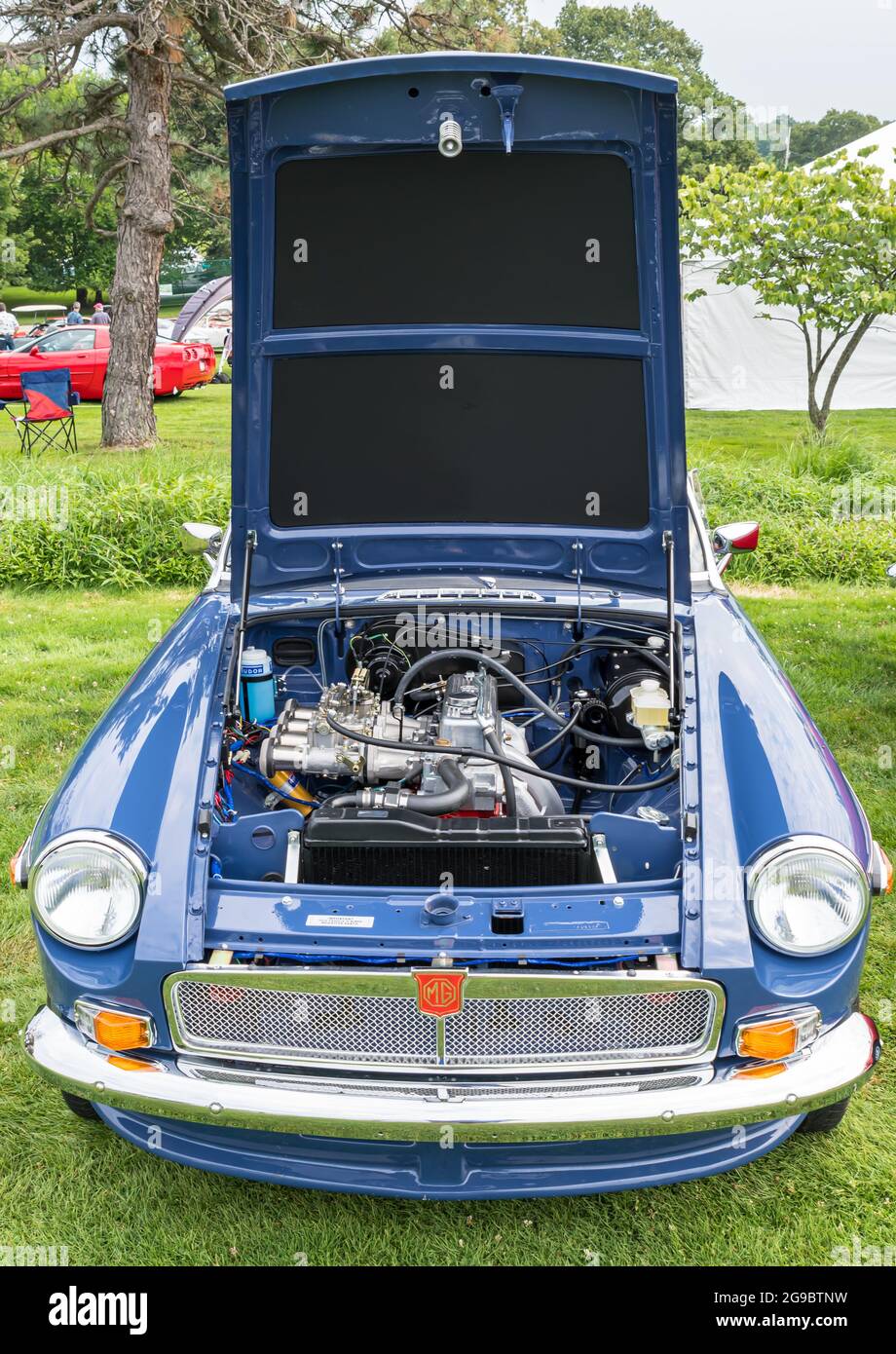 Un 1974 MG blu in mostra con la sua cappa sollevata al Pittsburgh Vintage Grand Prix di Pittsburgh, Pennsylvania, USA Foto Stock