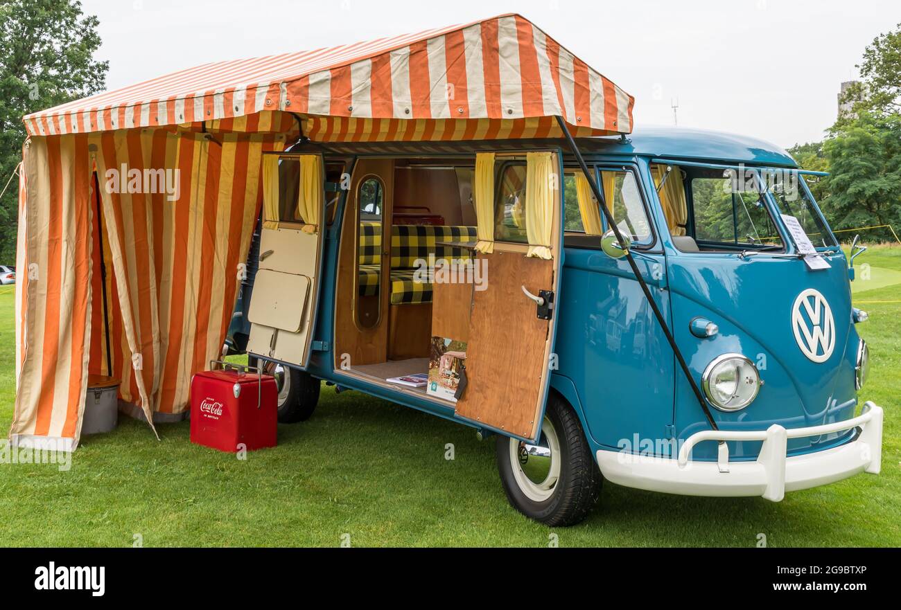 Un autobus VW Westfalia 1960 in mostra al Gran Premio d'epoca di Pittsburgh e alla mostra di auto a Pittsburgh, Pennsylvania, USA Foto Stock