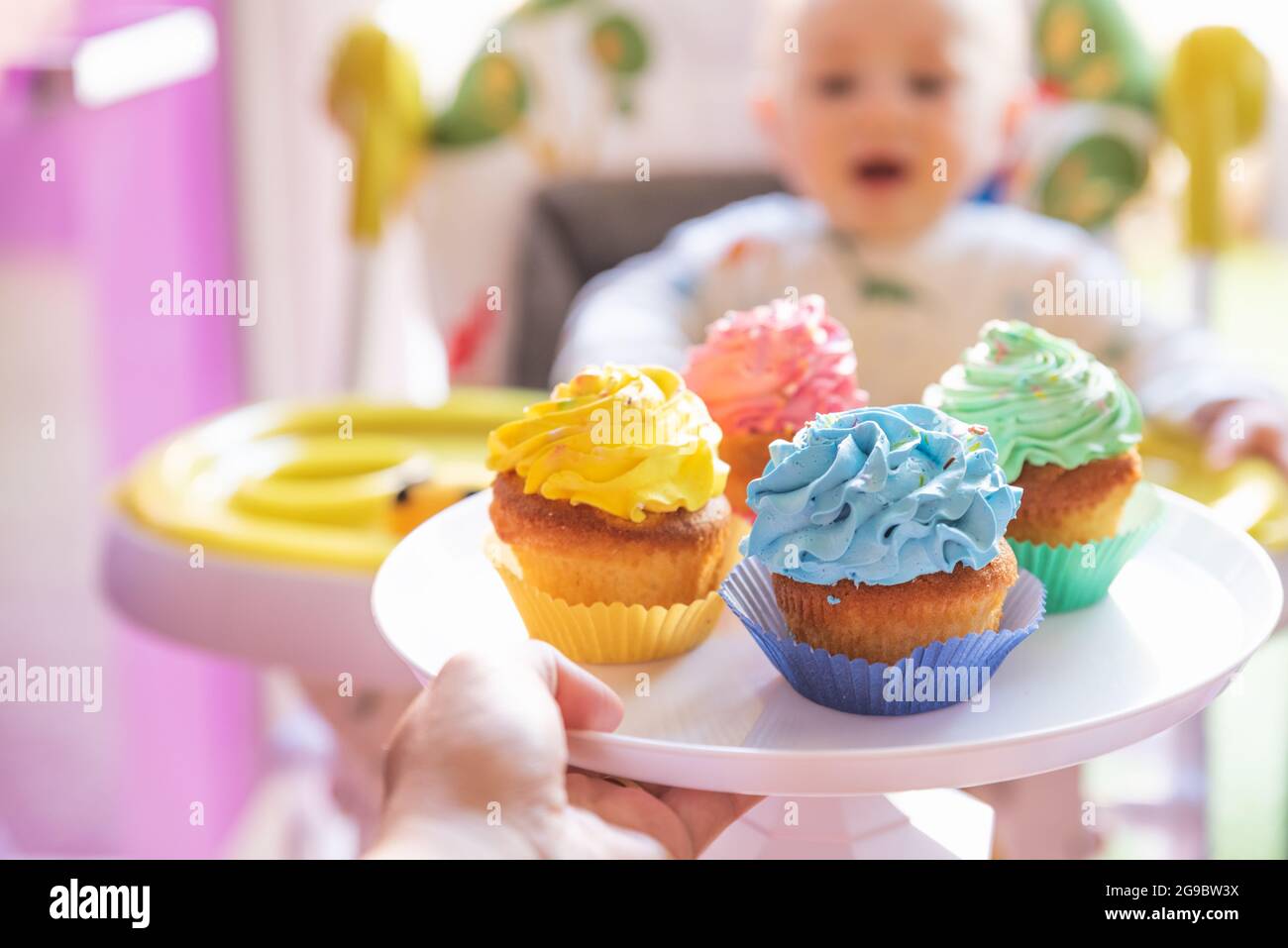 Primo piano di Happy boy che mangia torta di carote cupcake Foto Stock