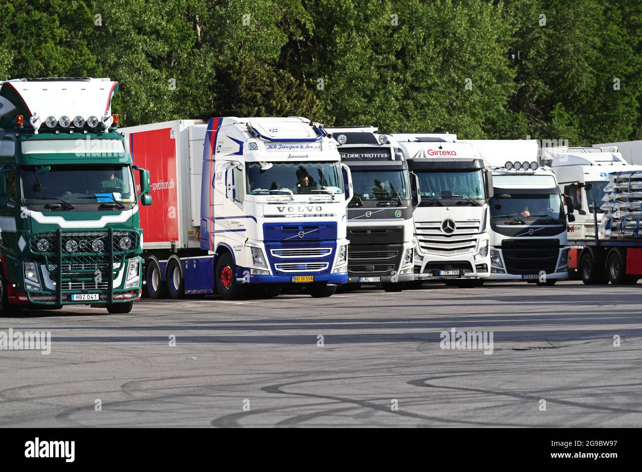 Ödeshög, Svezia. 25 luglio 2021. I camion si fermano nel traffico delle vacanze a Viringe, Mjölby, proprio accanto alla E4 di domenica. Ci è molta pressione sulle strade ora durante le feste quando molti turisti sono a casa. Credit: Jeppe Gustafsson/Alamy Live News Foto Stock