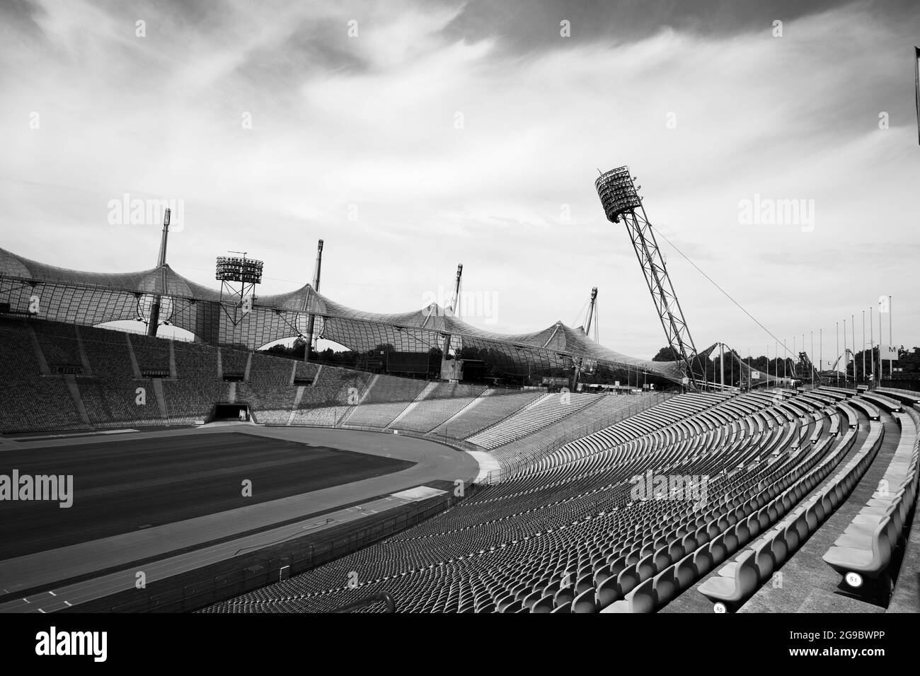 Una foto in scala di grigi del grande stadio olimpico di Monaco, Germania Foto Stock