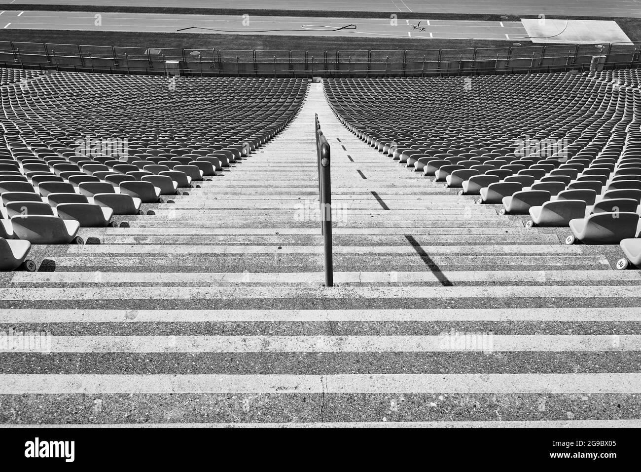 Una scala di grigi delle scale e dei posti a sedere dello stadio olimpico di  Monaco, Germania Foto stock - Alamy