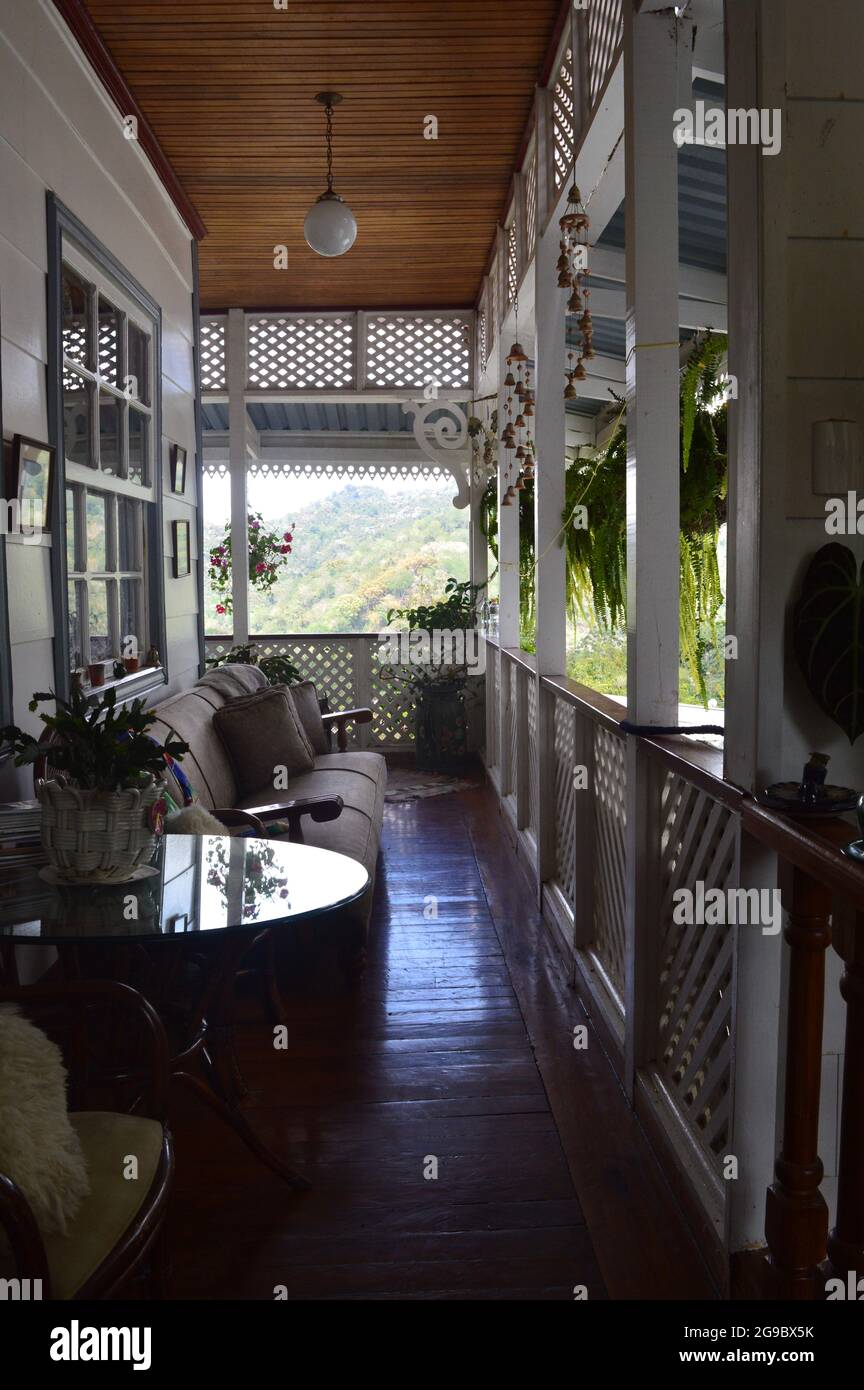 Balcone in casa di montagna a Orosi, Costa Rica Foto Stock