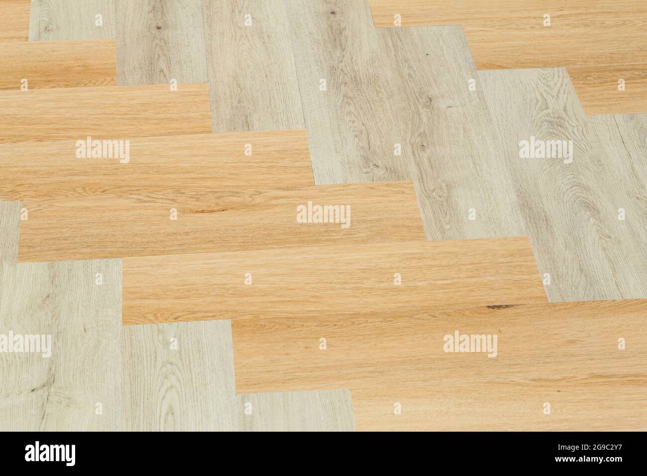 Laminato e parquet con fondo a spina di pesce. Pavimento in legno con motivo chevron nel soggiorno degli interni di design. Foto di alta qualità Foto Stock