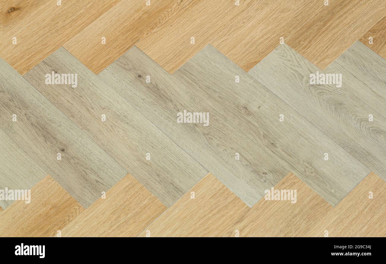 Laminato e parquet con fondo a spina di pesce. Pavimento in legno con motivo chevron nel soggiorno degli interni di design. Foto di alta qualità Foto Stock