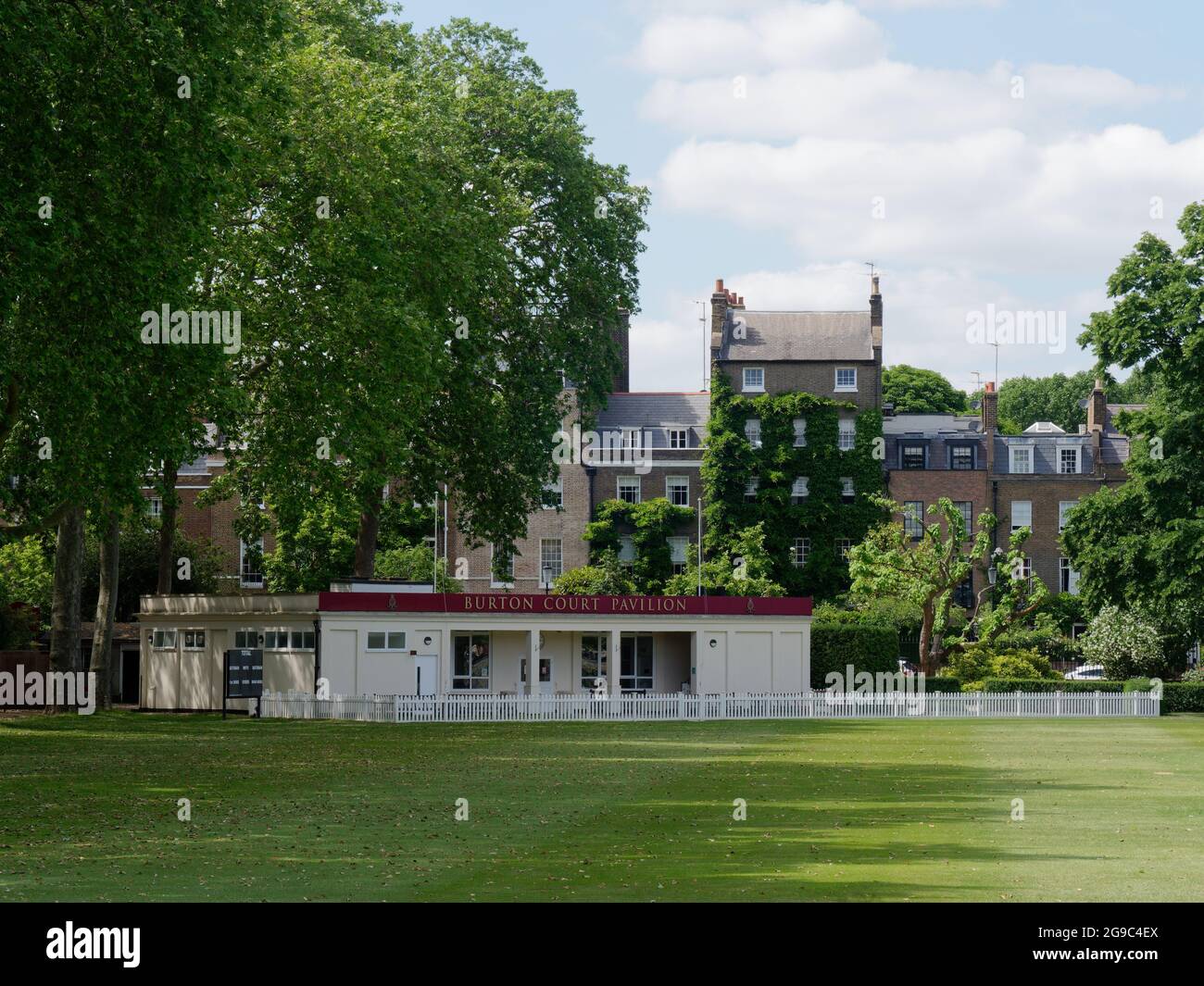 Londra, Greater London, England, giugno 12 2021: Burton Court, un parco a Chelsea appartenente al Royal Hospital Chelsea. Ha un padiglione come illustrato, Foto Stock