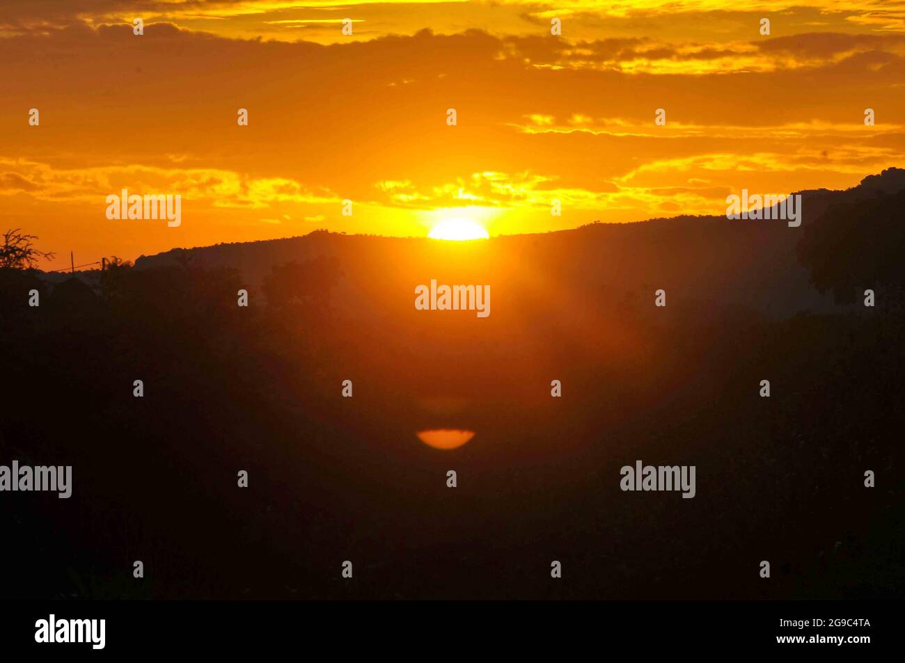 Il sole che sorge nell'Uganda orientale a Mbale City. Il sole sorge alle 7 del mattino in questa particolare parte del paese confinante con il Kenya. Uganda. Foto Stock