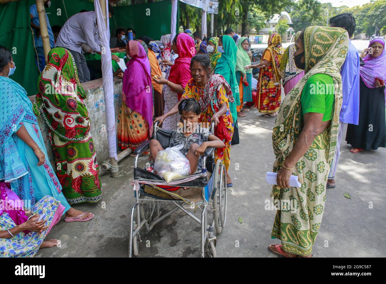 Le persone svantaggiate attendono in coda la registrazione del vaccino del coronavirus presso un punto di registrazione del vaccino gestito volontariamente nel campus dell'Università di Dhaka, a Dhaka, in Bangladesh, il 25 luglio 2021. Foto di Suvra Kanti Das/ABACAPRESS.COM UN gruppo di studenti dell'Università di Dhaka aiuta volontariamente le persone svantaggiate e galleggianti con il processo di registrazione del vaccino COVID-19. Foto Stock