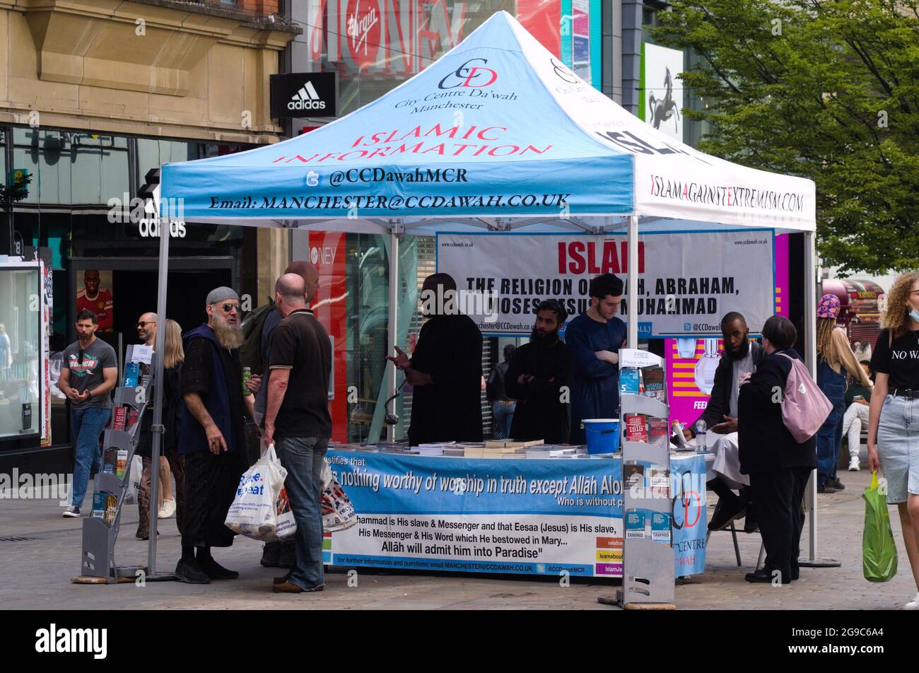 Stal che dà fuori le informazioni sull'Islam nel centro di Manchester, Inghilterra, Regno Unito. Foto Stock