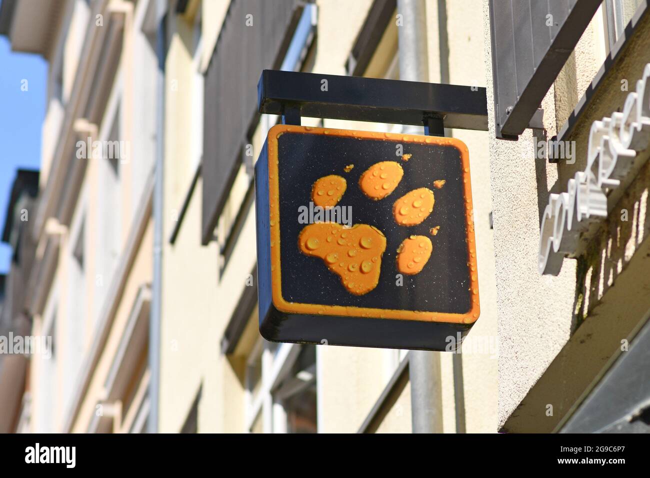 Baden-Baden, Germania - Luglio 2021: Segno del negozio di Jack Wolfskin, un produttore tedesco di abbigliamento e attrezzature per esterni Foto Stock