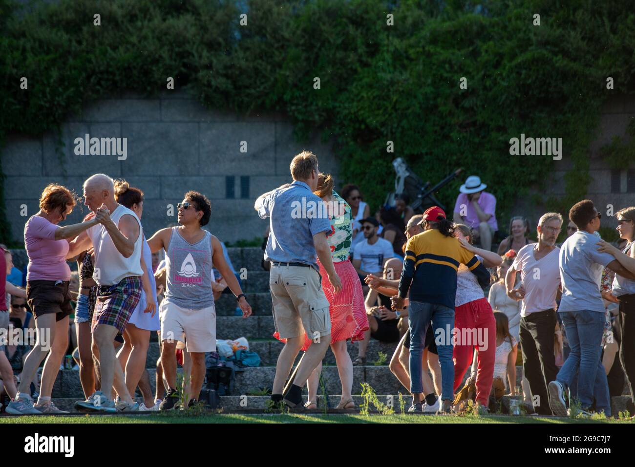 La salsa di ballo della gente alla salsa all'evento di ballo all'aperto dell'opera a Helsinki, Finlandia Foto Stock