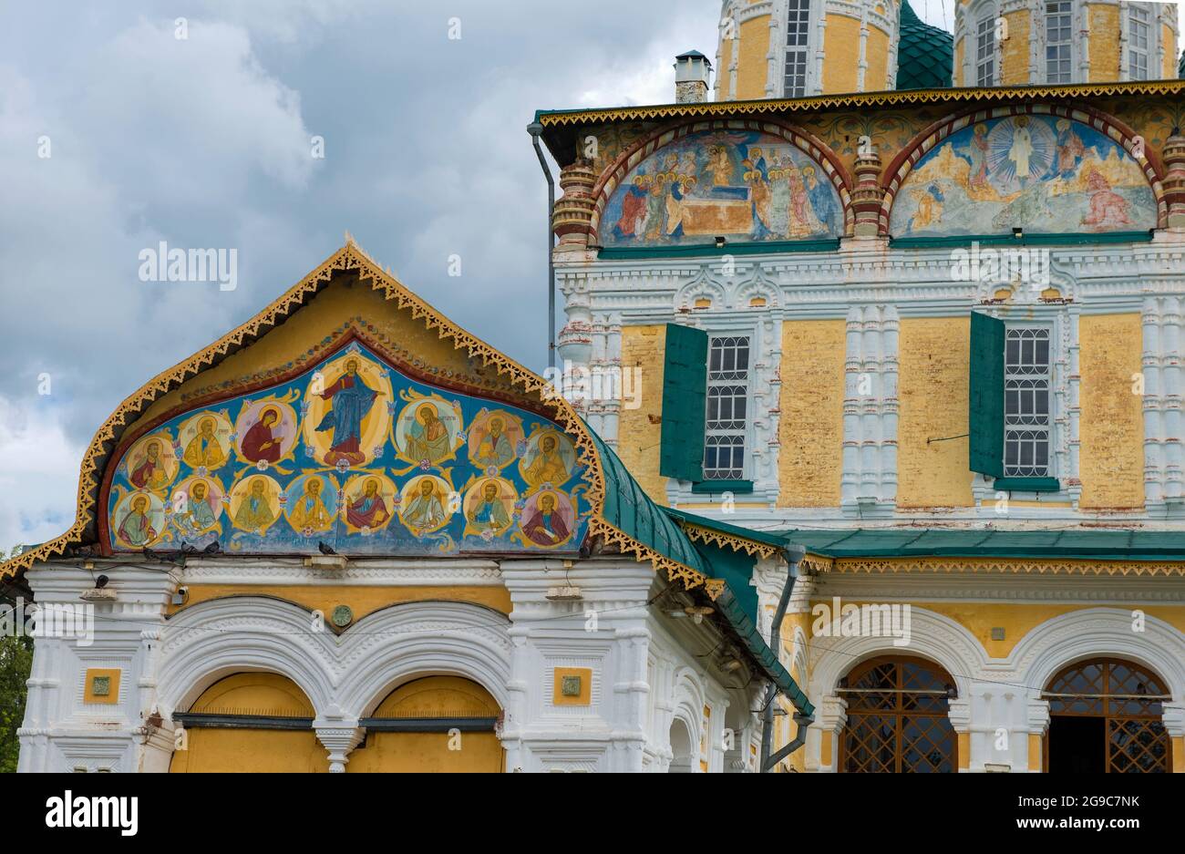 Affreschi sul frontone. L'antica Cattedrale della Risurrezione di Cristo si chiude in una soleggiata giornata di luglio. Tutaev Romanov-Borisoglebsk , Russia Foto Stock