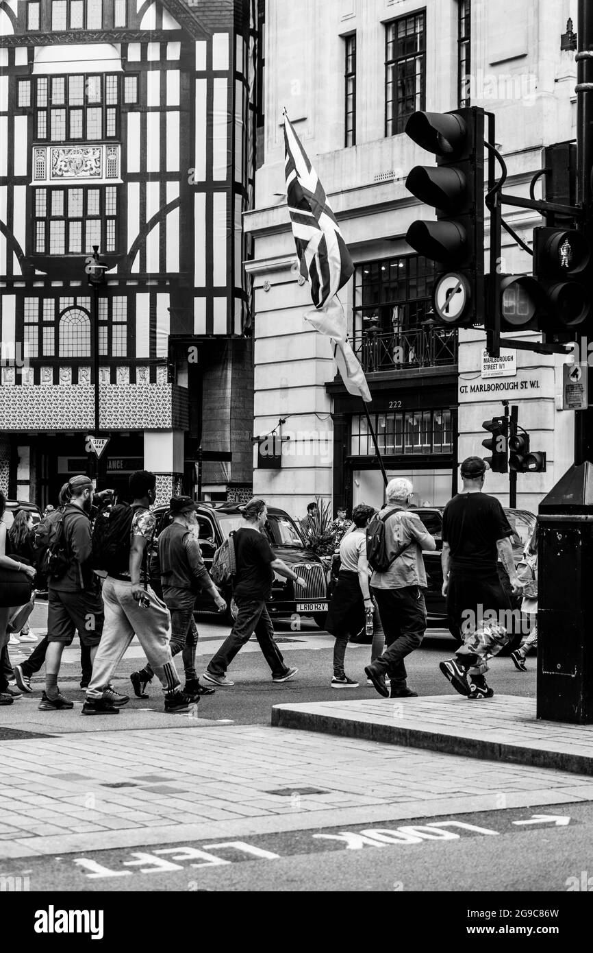 Londra lungo Regent's Street e Shopping Bags Foto Stock