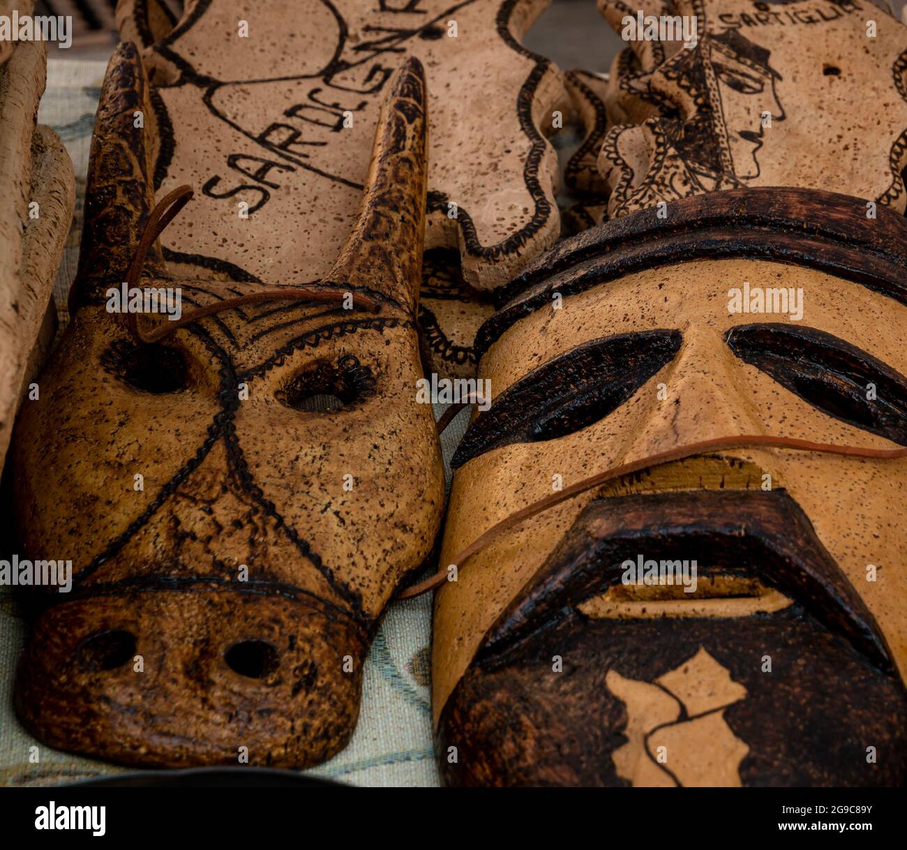 Primo piano di maschere di sughero tradizionali sarde, maschera di boe, carnevale tradizionale Foto Stock