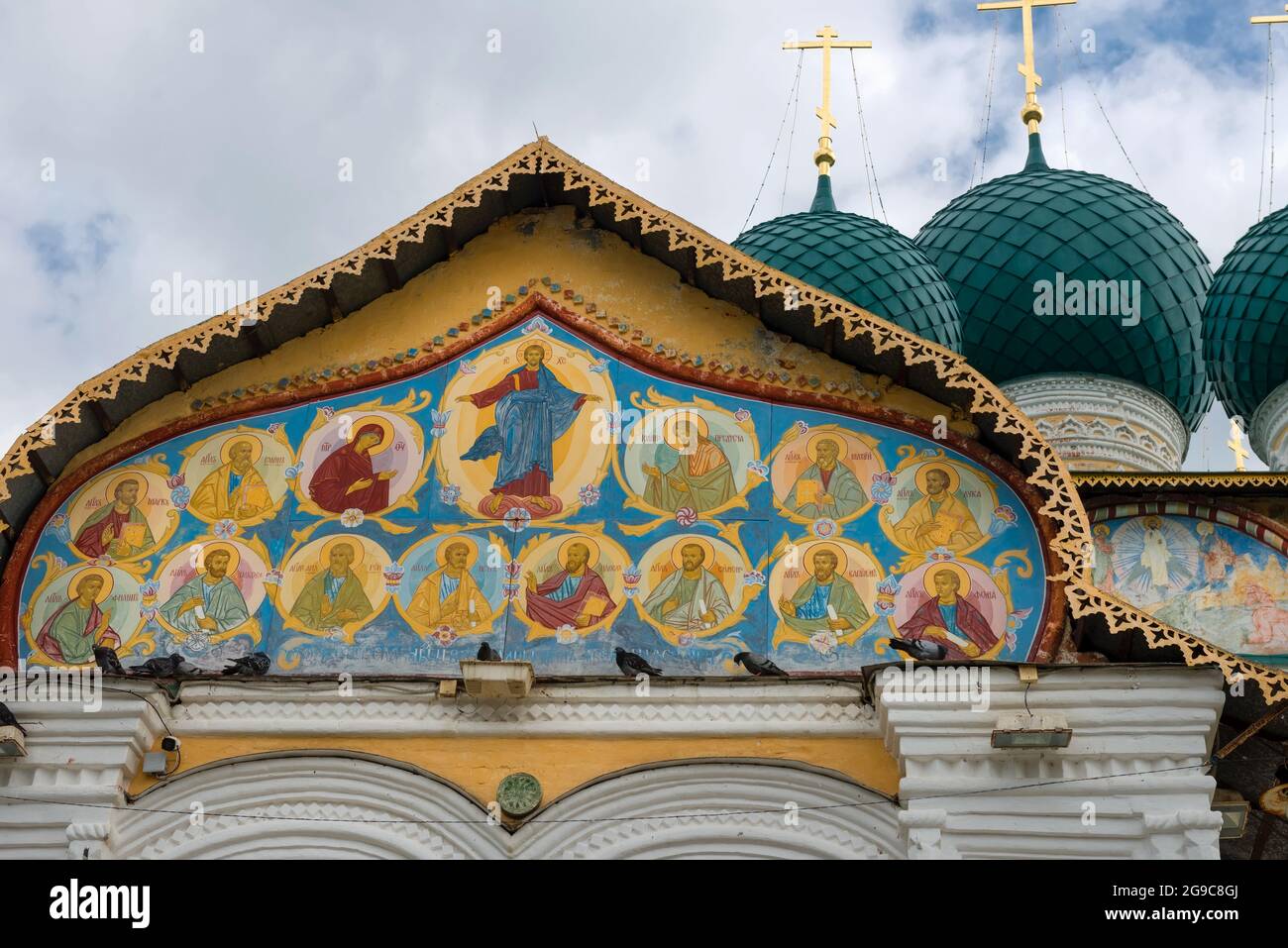 Affreschi sul frontone. L'antica Cattedrale della Risurrezione di Cristo si chiude in una soleggiata giornata di luglio. Tutaev Romanov-Borisoglebsk , Russia Foto Stock