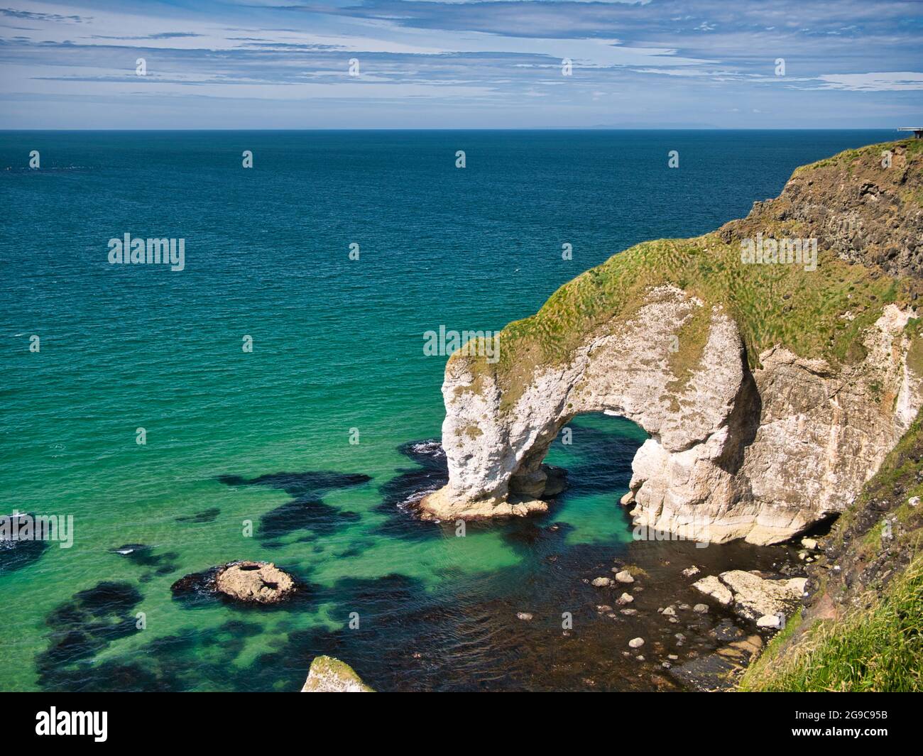 Arco naturale e gli strati di roccia esposti vicino a Portrush sul sentiero della Costa del Causeway di Antrim - queste rocce sono della formazione Hibernian Greensands e Ulste Foto Stock