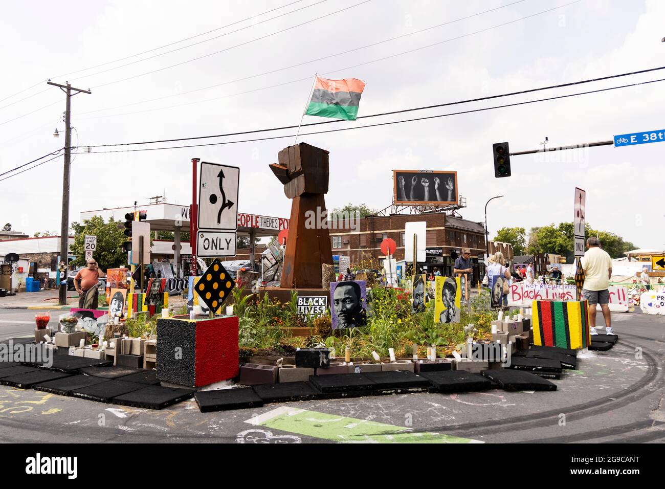 Il monumento alla rotatoria di George Floyd Square a East 38th Street e Chicago Avenue a Minneapolis, Minnesota, USA. Foto Stock