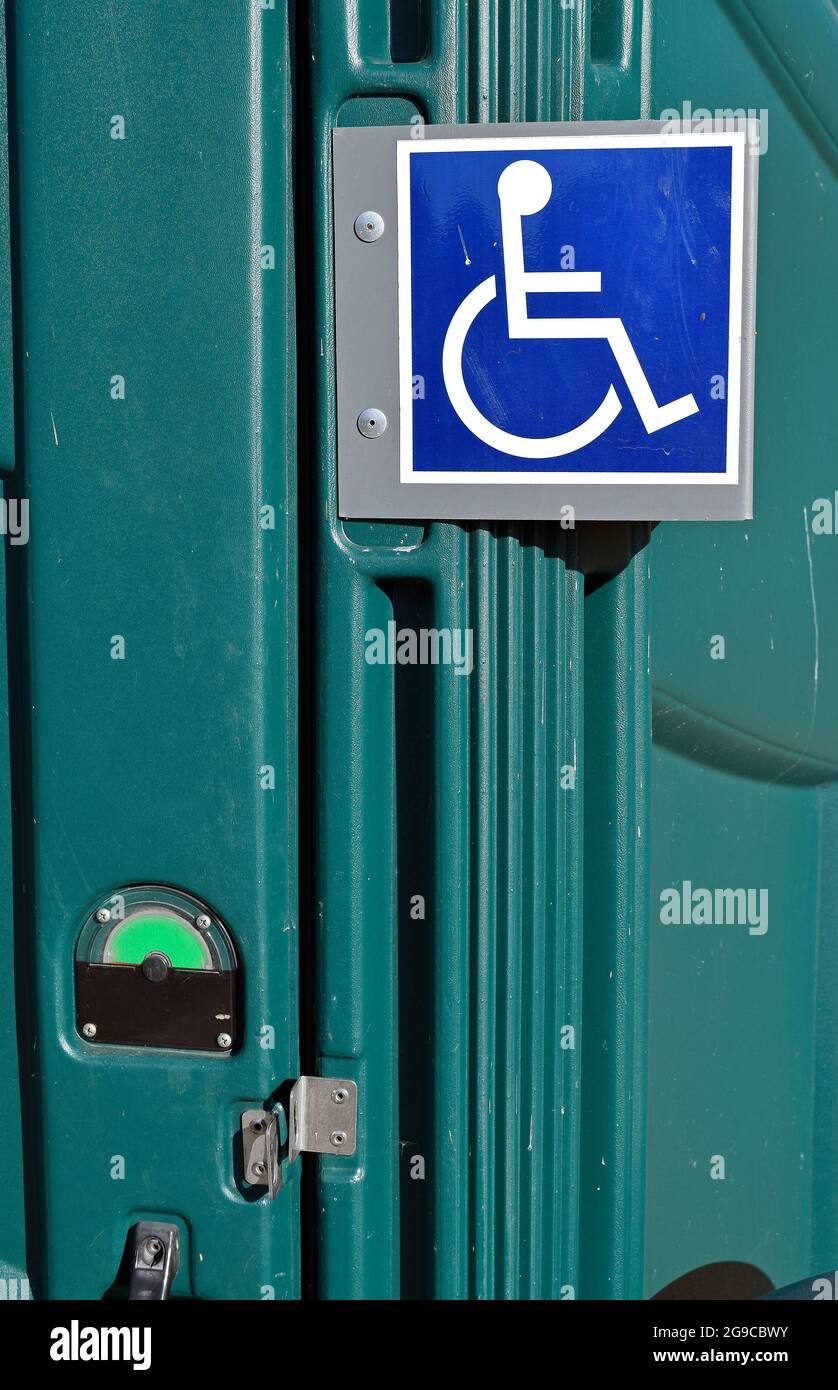 Simboli invalidi e verdi non occupati su porta Potty in un East Bay Regional Park in California Foto Stock