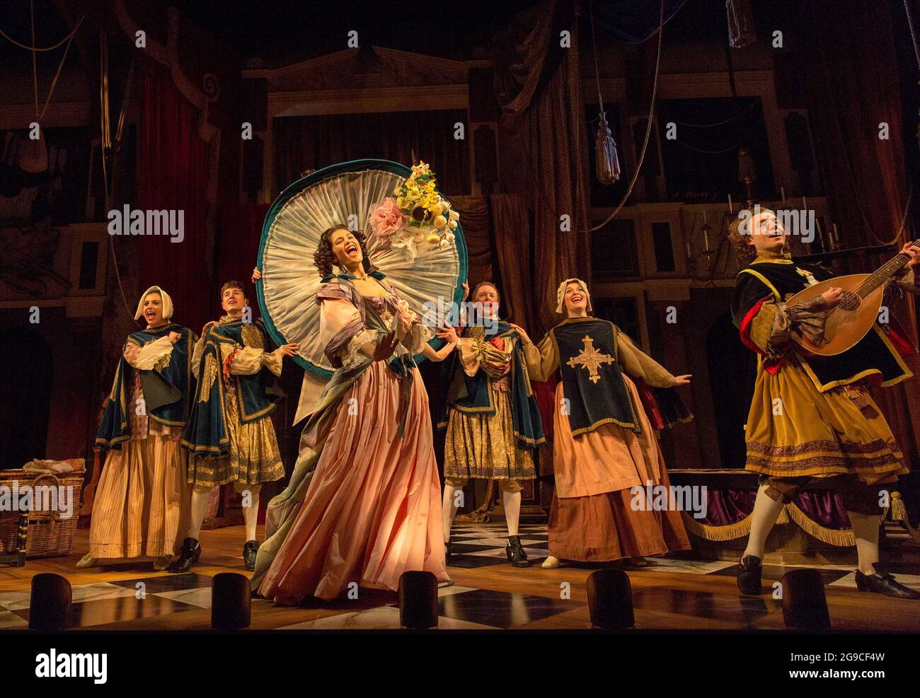 Gemma Arterton (nell Gwynn) in NELL GWYNN di Jessica Swale all'Apollo Theatre, Londra W1 12/02/2016 a Shakespeare's Globe 2015 produzione musicale: Nigel Hess design: Hugh Durrant illuminazione: Nick Richings coreografo: Charlotte Brok regista: Christopher Luscombe Foto Stock