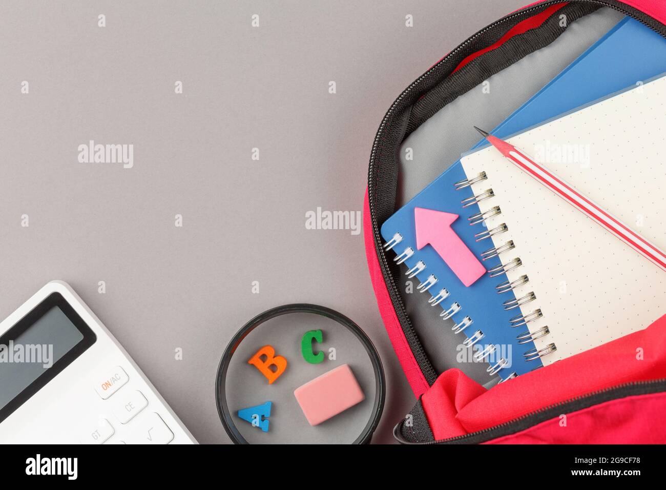Zaino con blocco note e materiali per lo studio. Foto Stock