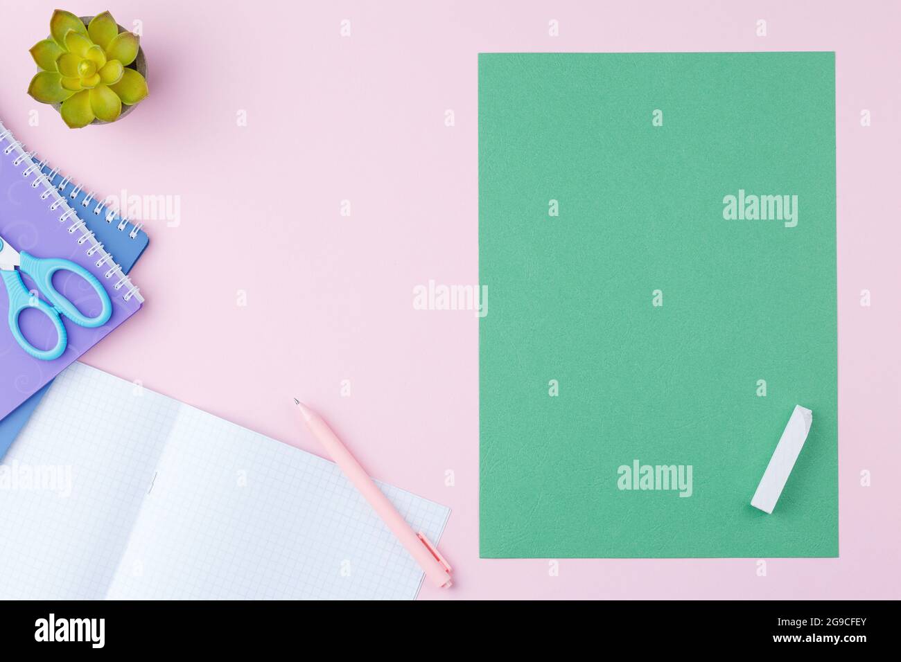 Notebook a spirale con blocco note e penna sulla scrivania. Foto Stock