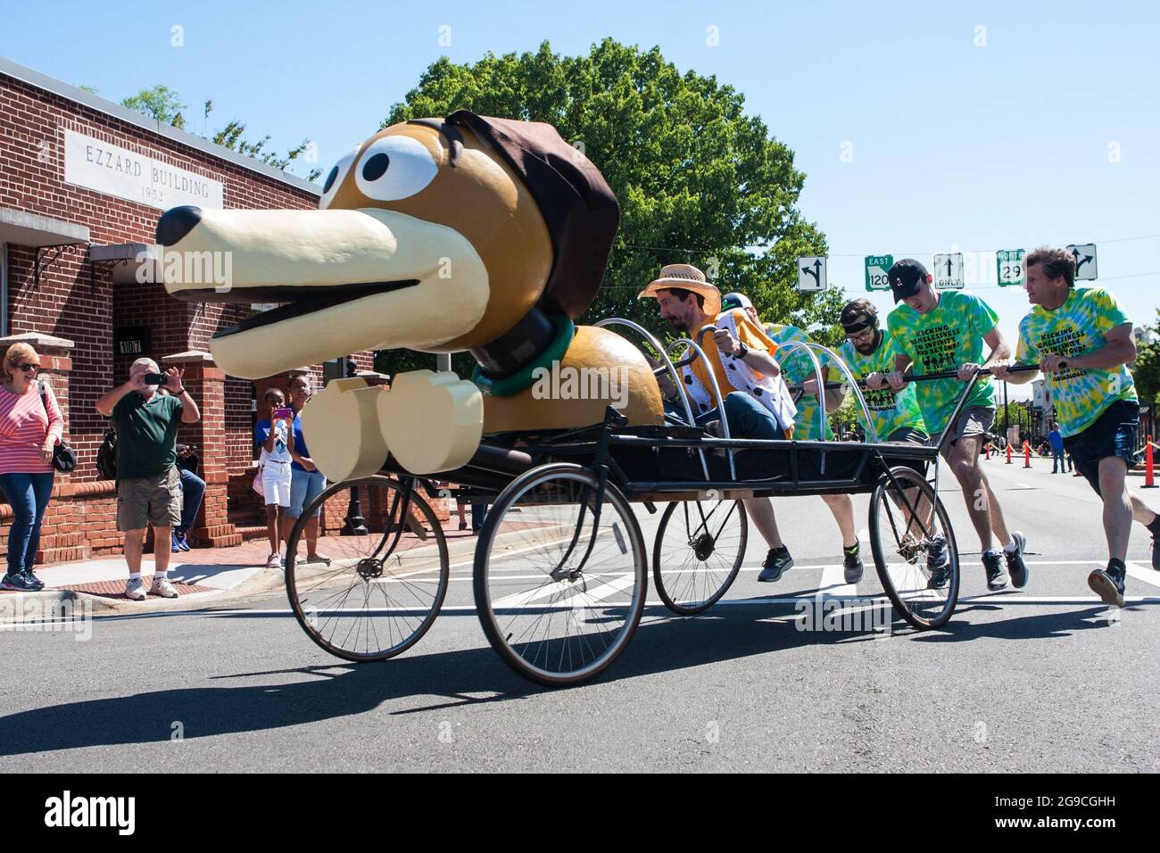 Lawrenceville, GA, USA - 27 aprile 2019: Una squadra spinge un letto progettato per apparire come Slinky Dog di Toy Story, in un evento di corsa di letto a beneficio della carità. Foto Stock