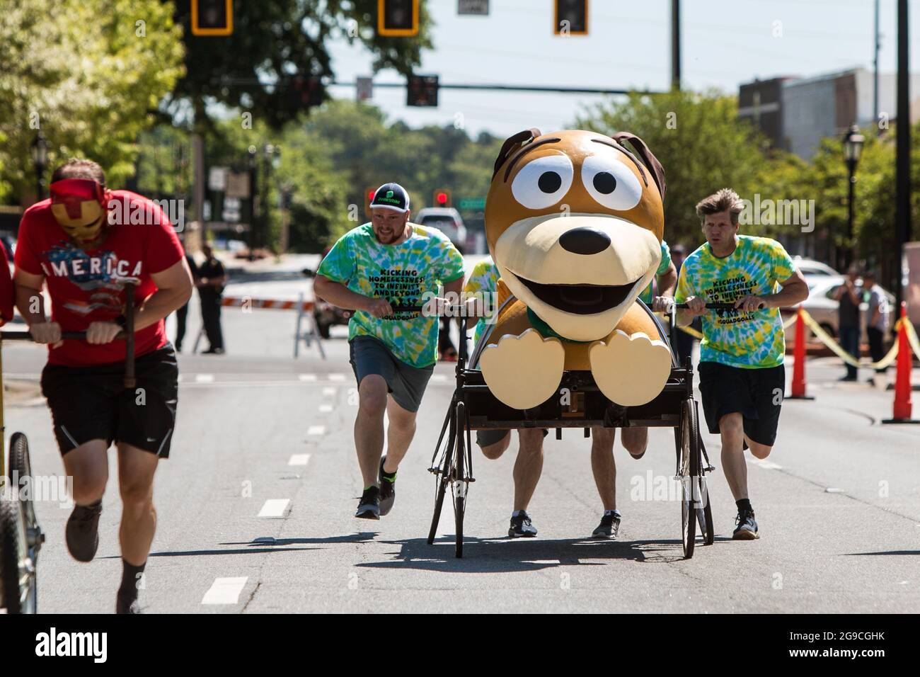 Lawrenceville, GA, USA - 27 aprile 2019: Una squadra spinge un letto progettato per apparire come Slinky Dog di Toy Story, in un evento di corsa di letto a beneficio della carità. Foto Stock