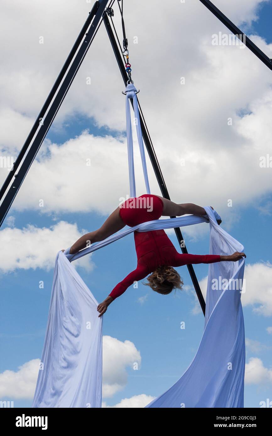 Suwanee, GA, USA - 21 settembre 2019: Una giovane atletica dimostra ginnastica aerea con sete al Suwanee Fest, un festival autunnale. Foto Stock