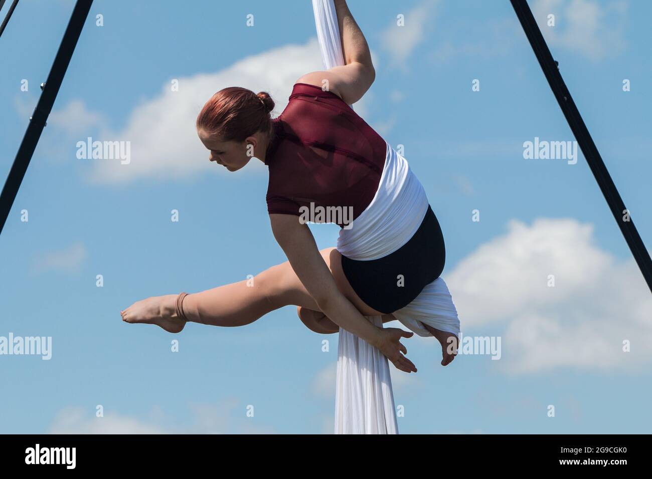 Suwanee, GA, USA - 21 settembre 2019: Una giovane atletica esegue ginnastica aerea con sete al Suwanee Fest, un festival autunnale a Suwanee, GA. Foto Stock