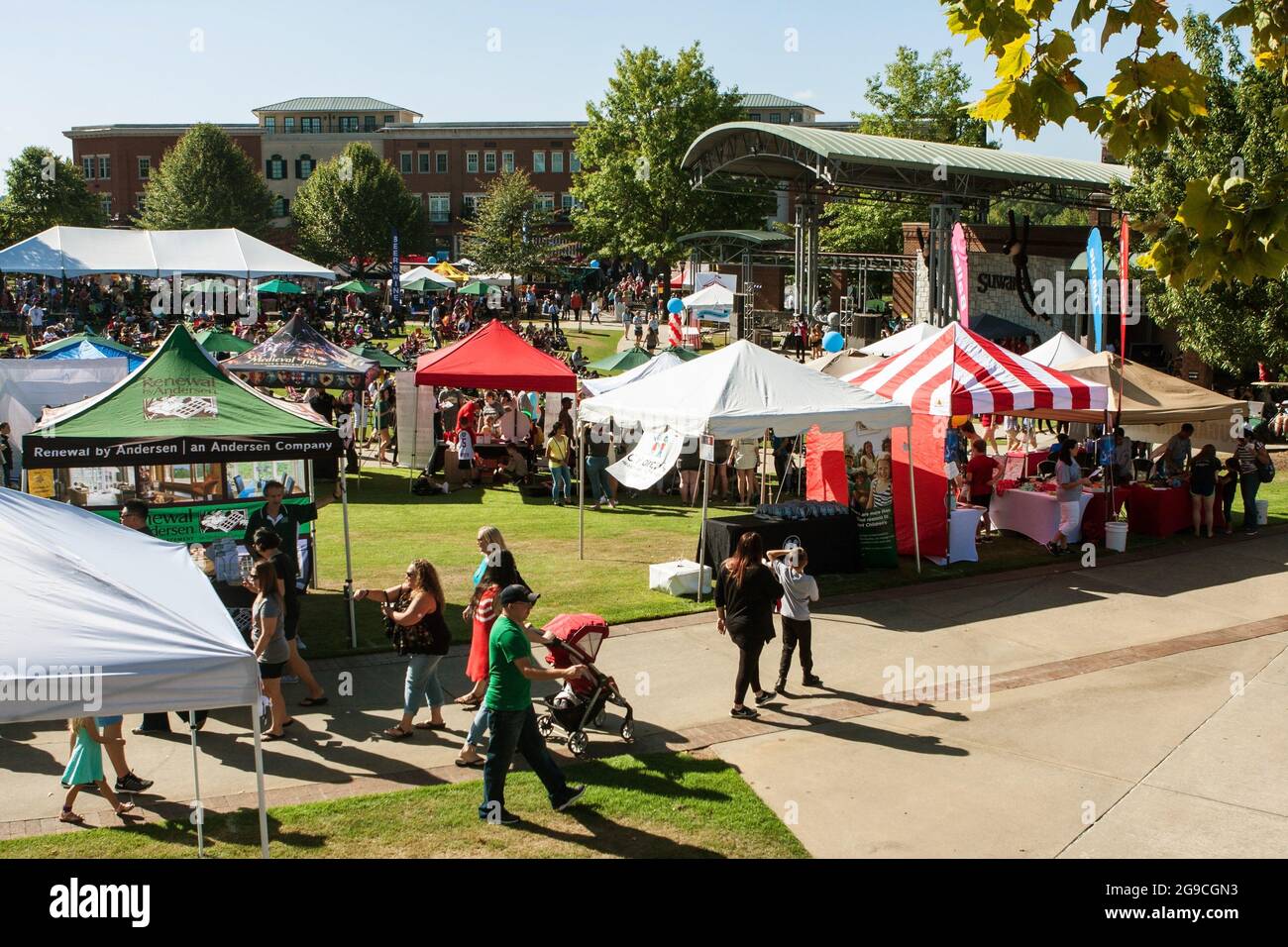 Suwanee, GA, USA - 21 settembre 2019: Un'ampia selezione di persone che si macchiano sulle tende, le esposizioni e i giochi del fornitore all'evento Suwanee Fest. Foto Stock