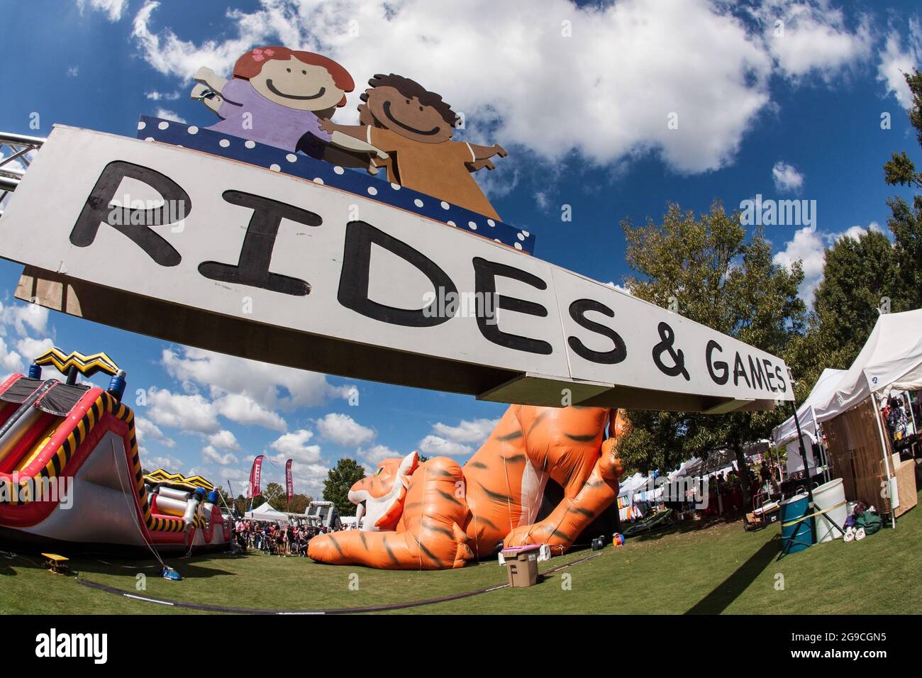 Suwanee, GA, USA - 21 settembre 2019: Un cartello che promuove 'Rides and Games' è sospeso sopra l'ingresso ad un'area giochi di gigantesche gonfiabili. Foto Stock