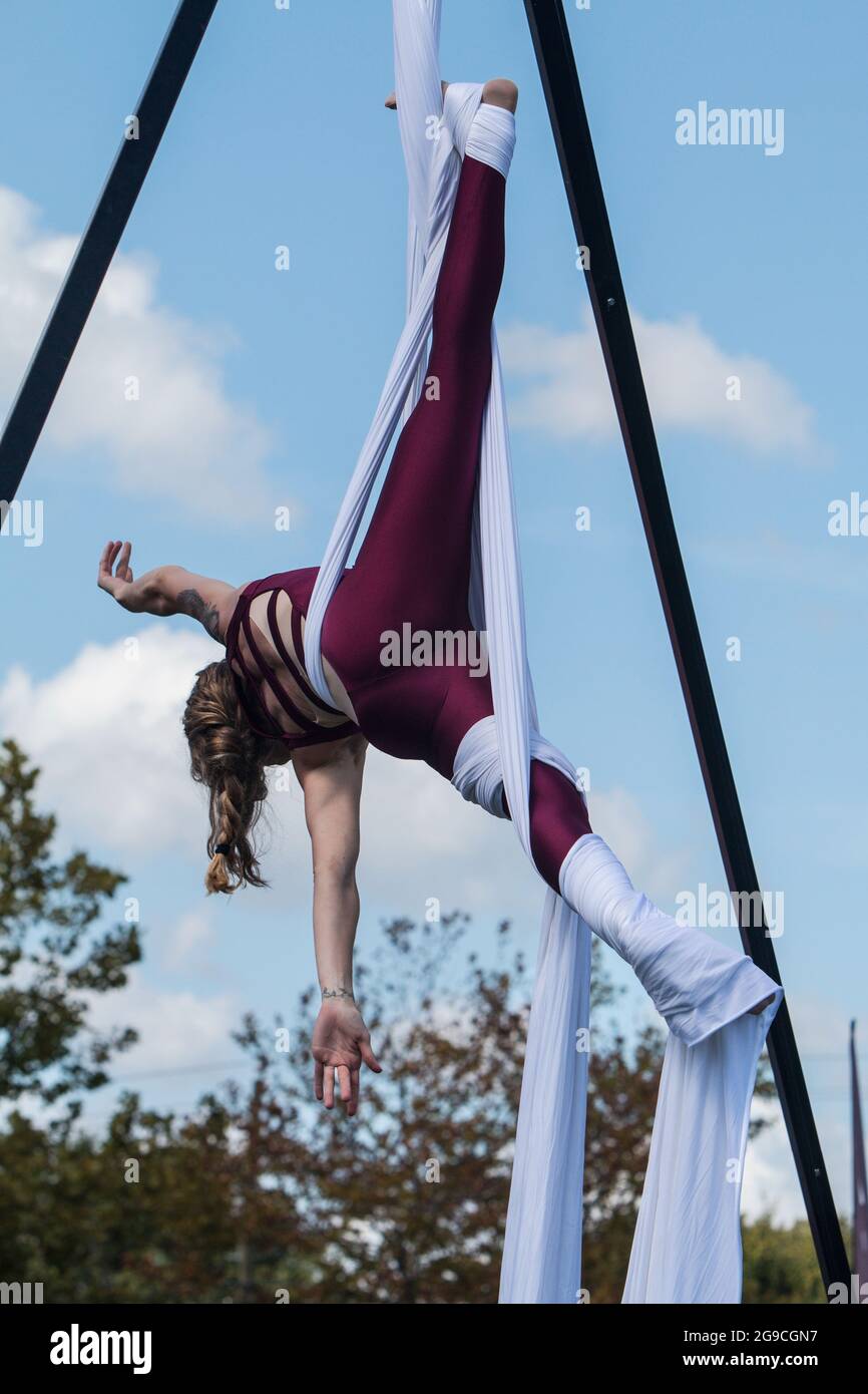 Suwanee, GA, USA - 21 settembre 2019: La donna atletica esegue ginnastica aerea con sete al Suwanee Fest, un festival autunnale il 21 settembre 2019. Foto Stock
