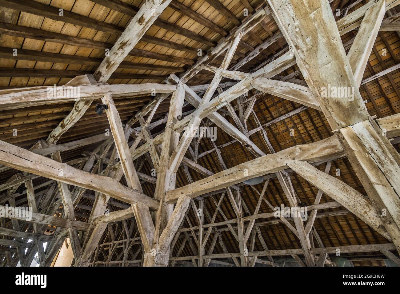 17 ° secolo legno-incorniciato sala mercato a Richelieu, Indre-et-Loire, Francia. Foto Stock