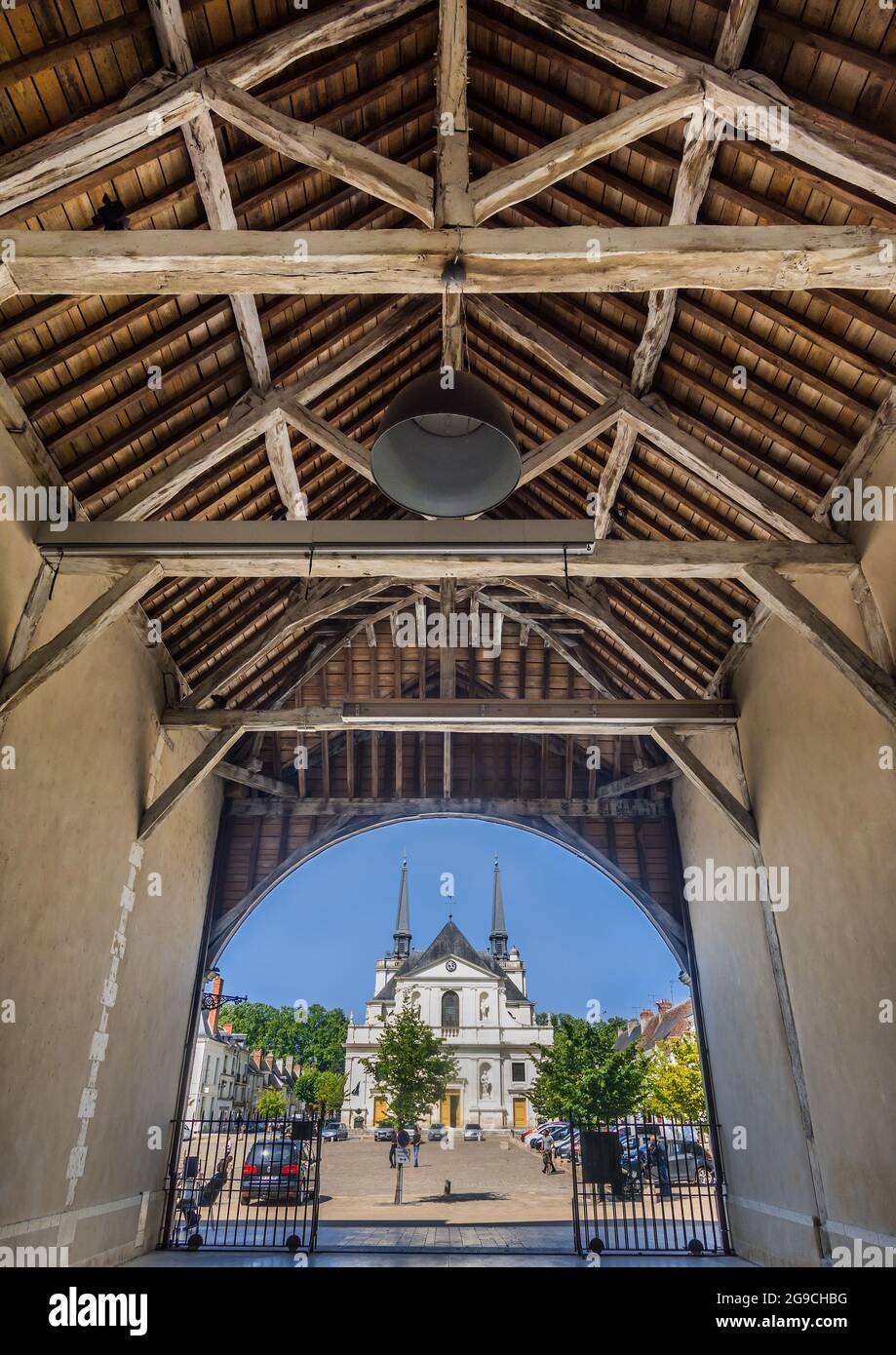 17 ° secolo legno-incorniciato sala mercato a Richelieu, Indre-et-Loire, Francia. Foto Stock