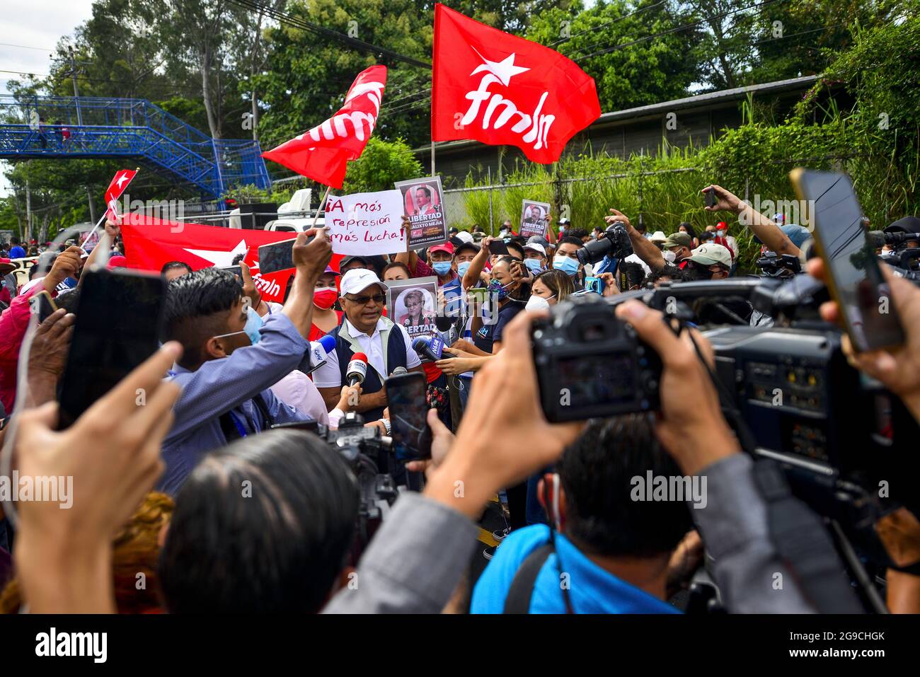 Il Segretario della FMLN e l'ex Vice Presidente Oscar Ortiz parlano alla stampa durante la manifestazione, cinque ex funzionari del primo governo di sinistra FMLN (Frente Farabundo Martí para la Liberación Nacional) sono stati accusati di accuse di corruzione dall'ufficio del procuratore generale. I sostenitori della FMLN protestano ha detto che la decisione di chiamare questa prigione politica, in quanto l'attuale procuratore generale è stato imposto dal partito al governo dopo aver cacciato il procuratore costituzionale e cinque giudici superiori. (Foto di Camilo Freedman/SOPA Images/Sipa USA) Foto Stock