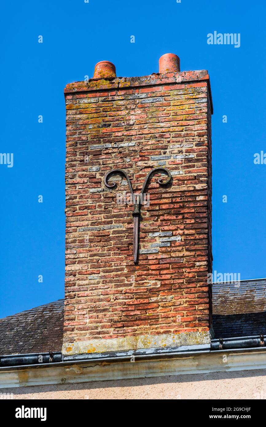 Cravatta di rinforzo ornamentale 'chainage' che sostiene il camino alto del mattone - Richelieu, Indre-et-Loire, Francia. Foto Stock