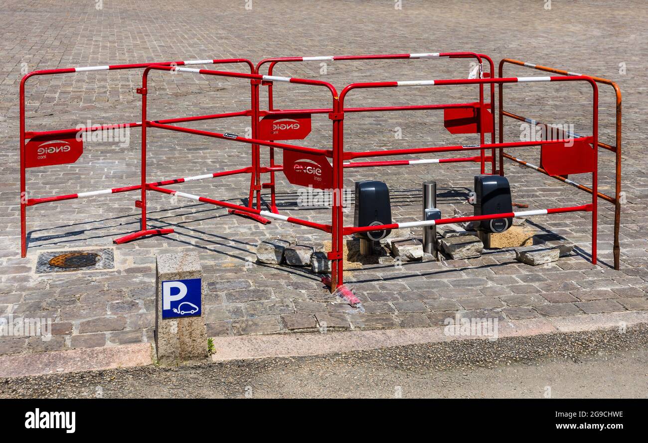 Lavori di costruzione installazione del sistema di ricarica per auto elettriche a Richelieu, Indre-et-Loire, Francia. Foto Stock