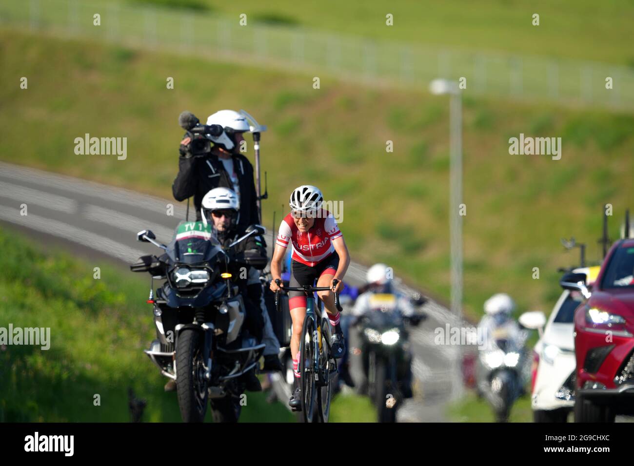 Shizuoka, Giappone. 25 luglio 2021. Anna Kiesenhofer (AUT) Ciclismo : la corsa della strada delle Donne durante i Giochi Olimpici di Tokyo 2020 al circuito Internazionale di Fuji a Shizuoka, Giappone . Credit: Shutaro Mochizuki/AFLO/Alamy Live News Foto Stock