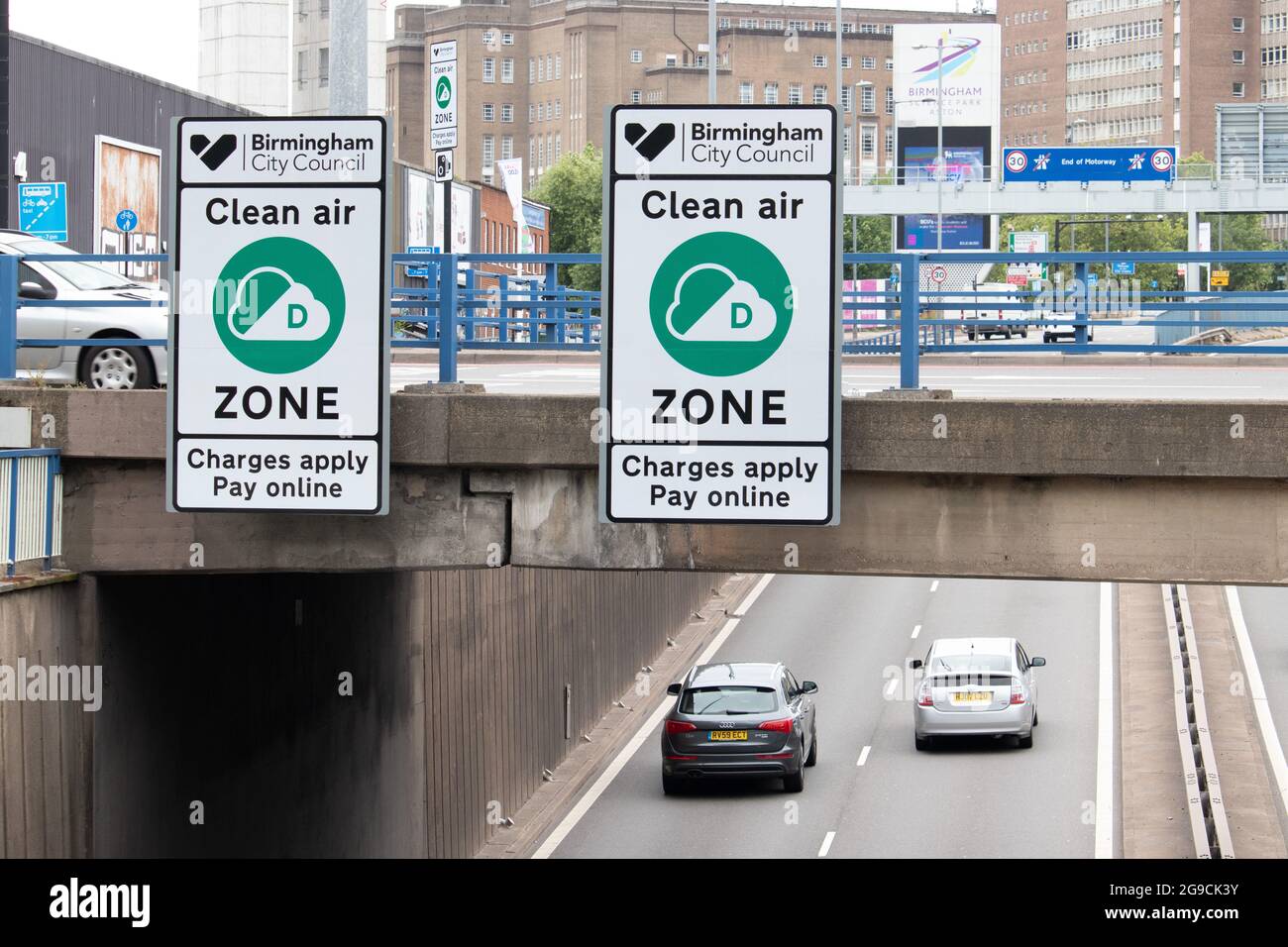 Segnali per la zona aerea pulita che avvisano l'addebito di sanzioni durante la guida nella zona dell'aria pulita di Birmingham, Regno Unito. Foto Stock