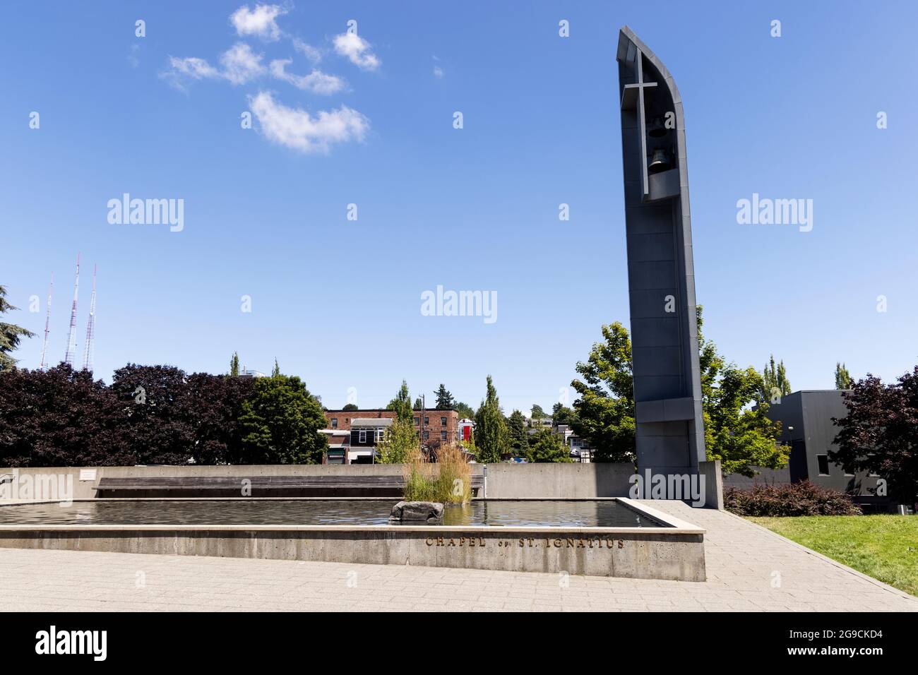 La croce e la piscina riflettente fuori della Cappella di Sant'Ignazio nel campus della Seattle University a Seattle, Washington, USA. Foto Stock