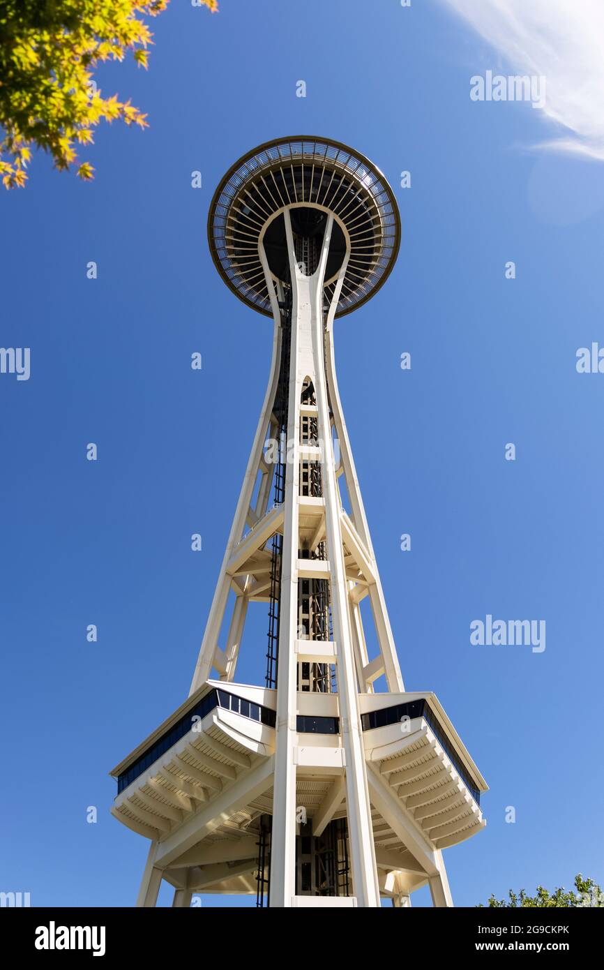 Guardando lo Space Needle in una soleggiata giornata estiva a Seattle, Washington, USA. Foto Stock