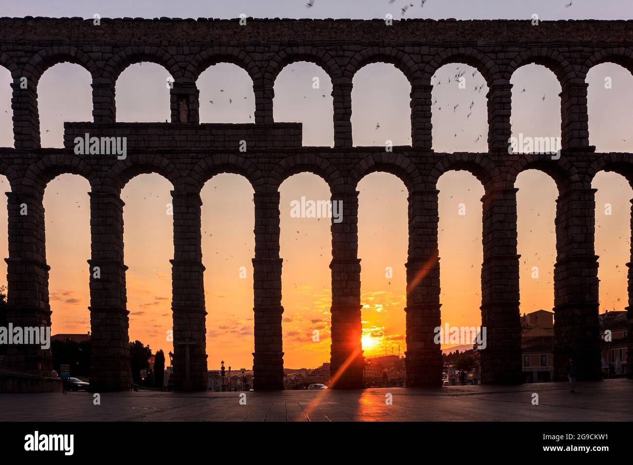 Alba sull'acquedotto romano di Segovia in Spagna. È stato dichiarato patrimonio dell'umanità dall'UNESCO. Foto Stock