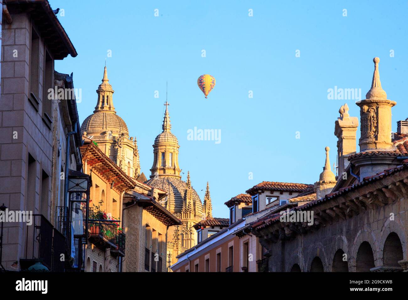 Una mongolfiera sorvola la cattedrale di Segovia e la chiesa di San Martin. Segovia, Spagna. Foto Stock