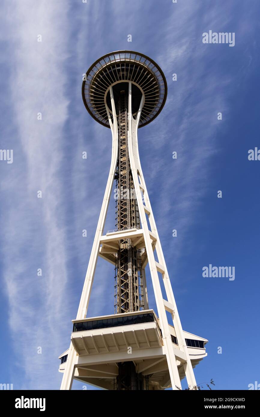Guardando lo Space Needle in una soleggiata giornata estiva a Seattle, Washington, USA. Foto Stock