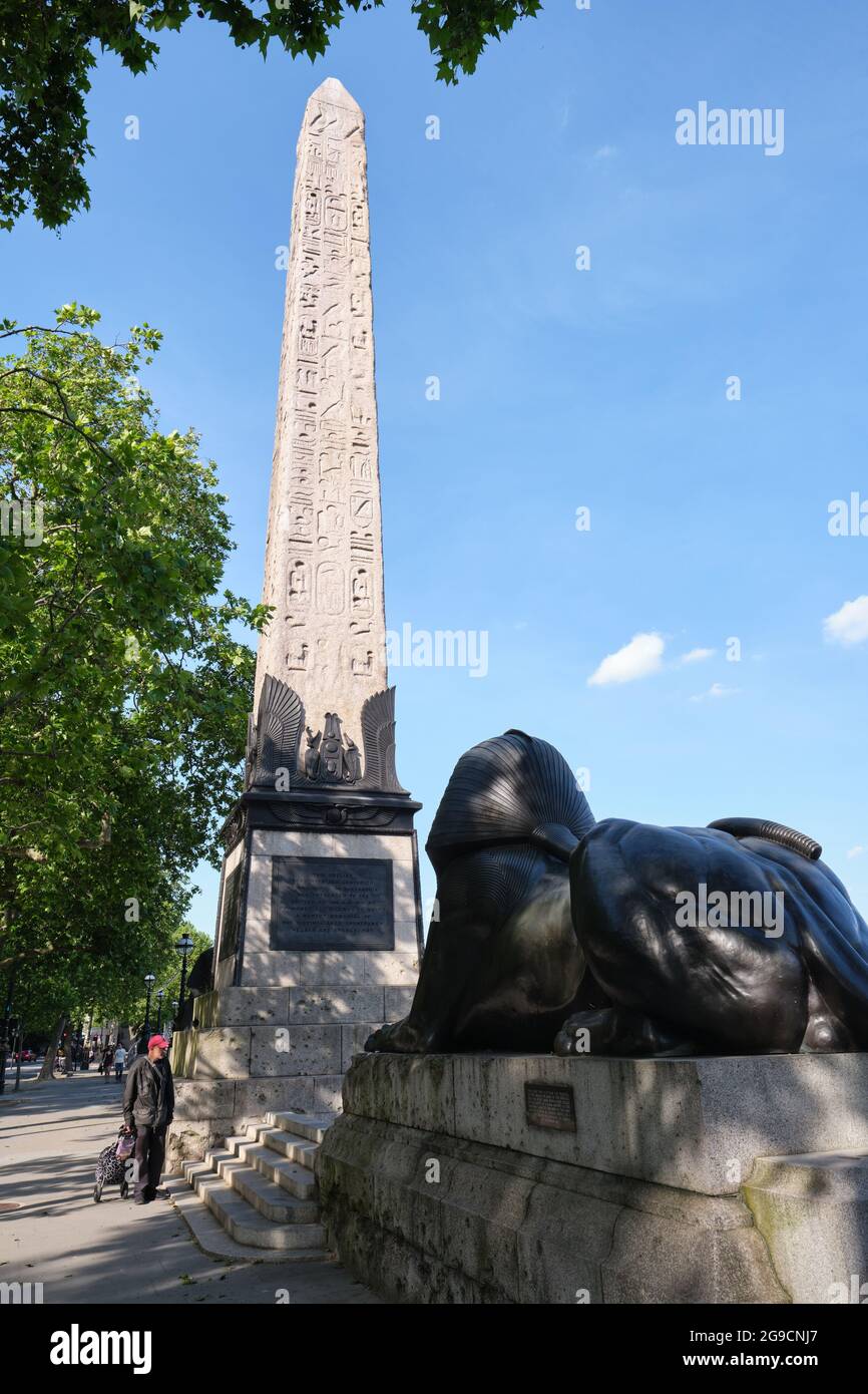 L'ago di Cleopatra, un antico obelisco egiziano, nella città di Westminster, sull'argine Victoria. Foto Stock